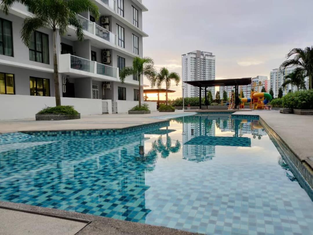Beside Paradigm Mall Shop & Gathering 4br *